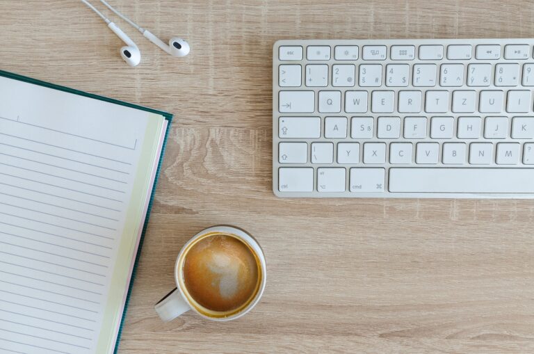 travailler chez soi avec son café et son ordinateur